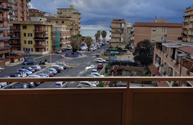 Apartment sea view, beach 2 minutes, train10 minutes and visit Rome