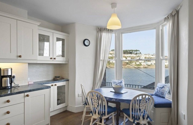 Apartment, Sea Views & Terrace on Waters Edge