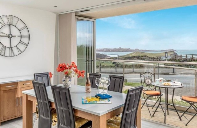Apartment Sleeps 4 stunning views/sunsets overlooking Whipsiderry Beach/ Newquay
