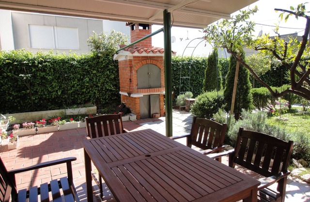 Appartement Split, 65 m2, situation tranquille, entouré de verdure, grand jardin, barbecue, wi-fi gratuit. OFFRE May 2015 - 4 personnes - seulement 420 € / semaine