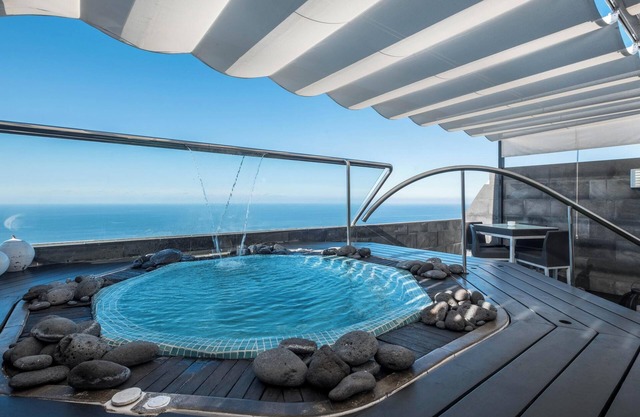 Appartement "SPR Ático" avec bain à remous, terrasse, vue sur mer et Wi-Fi