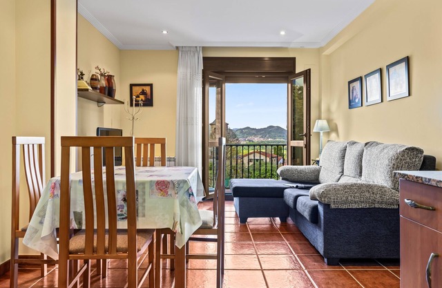 Appartement 'Trichorio' avec vue sur les montagnes et jardin privé