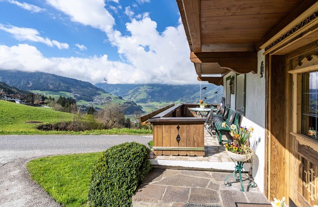 Appartement 'Unterlehenhof N' avec vue sur les montagnes, balcon et Wi-Fi.