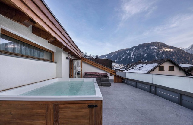 Appartement "Vacanze Arcobaleno - Giallo" avec vue sur la montagne, sauna et bain à remous