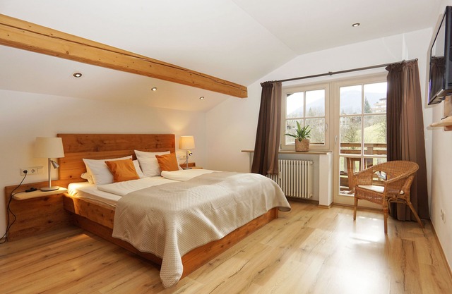 Ferienwohnung "Quitte" 100 qm bis 5 Personen, EG und 1. OG, 3 separate Schlafzimmer, Süd-Terrasse und Balkon.