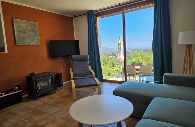 Appartement VUE MER sur la Côte d' Azur avec jardin pour 2 - 3 personnes