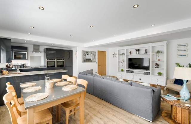 Apartment w/ Parking & Courtyard, nr Porth Beach
