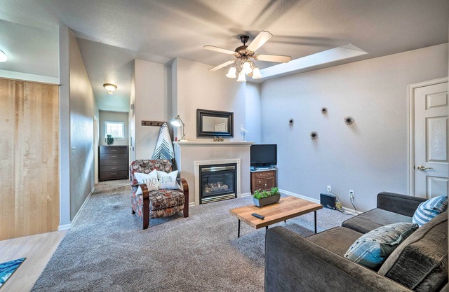 Apartment w/ Patio & Grill Access ~ 1/2 Mi to Bay!