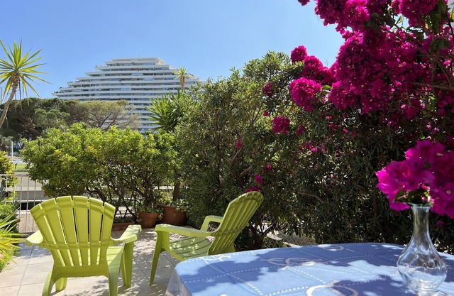 Apartment with large terrace 1 min from the beach!