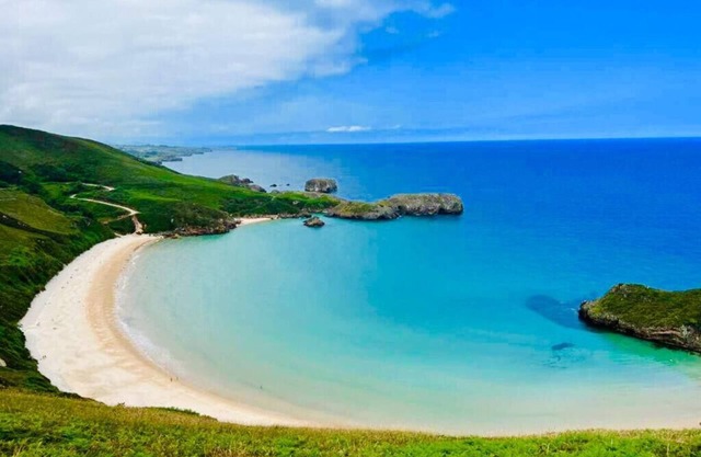 Apartment with large terrace and swimming pools in Llanes, 3km from the beaches.