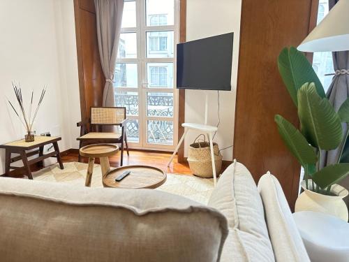 Apartment with a balcony, downtown, free parking by YBH
