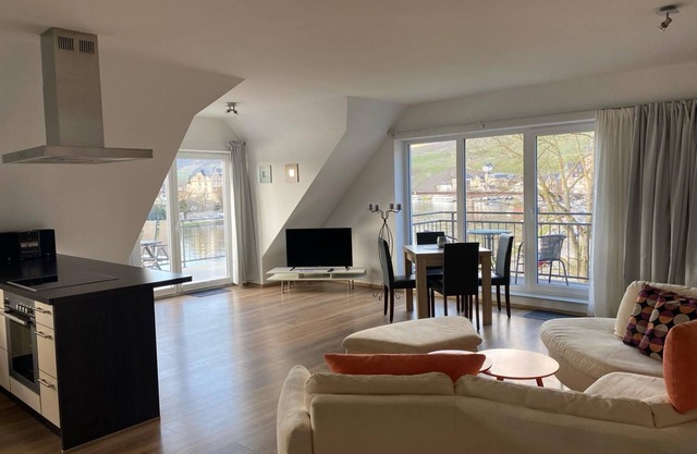 Appartement avec une vue fantastique sur la rivière et les vignobles