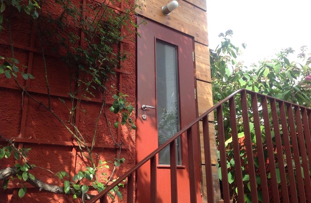 Appartement avec cuisine et terrasse en partie couverte. Central et calme