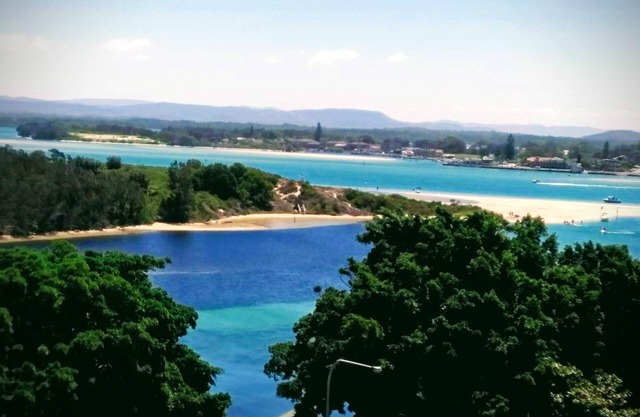 Apartment with lake views, sleeps 6 /in CBD, walk to beach/ cafes/ restaurants.