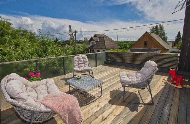 Apartment with private garden and large balcony