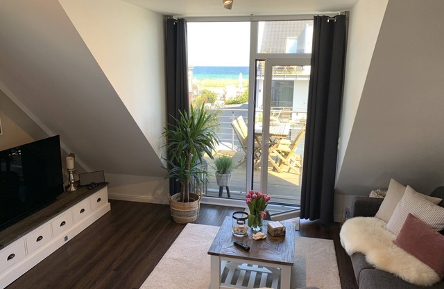 Apartment with sea view, 30 meters to the beach