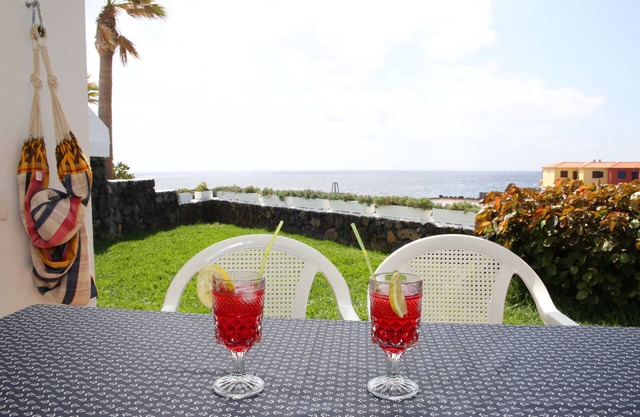 Appartement avec vue imprenable sur la mer, le jardin, la piscine et une connexion Wi-Fi gratuite.
