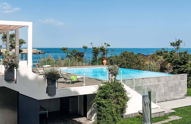 Apartment with terrace and direct access to the sea. Shared pool. Lampara