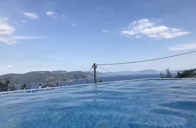 Neuf, avec piscine à débordement