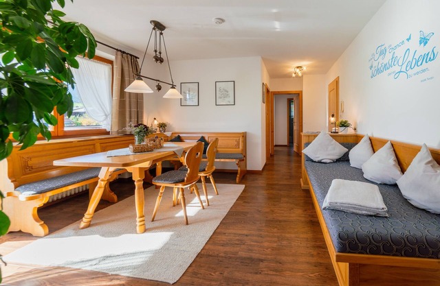 Appartement 'Wohnung Hochfelln' avec vue sur les montagnes, jardin partagé et Wi-Fi
