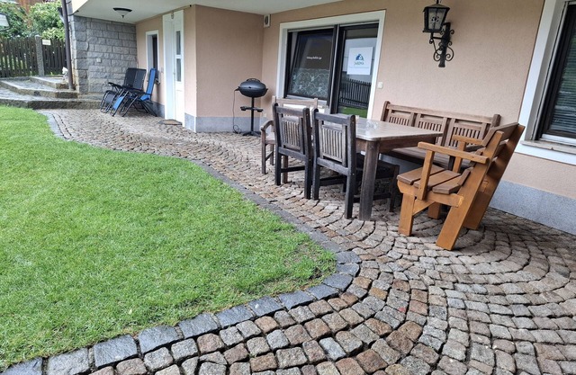 Appartement 'Wohnung Ländliche Lage Mit Springbr' avec terrasse privée, jardin privé et Wi-Fi