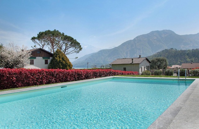 Appartement Zerboni C2 avec vue sur les montagnes, Wifi, piscine, jardin, et terrasse.