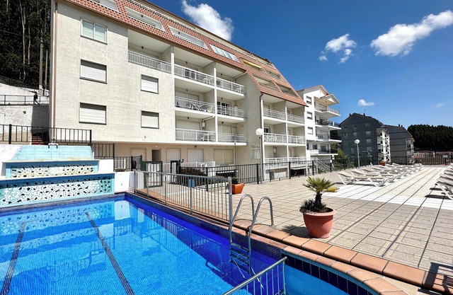 Appartement avec vue sur la mer et la piscine à 300 m. de la plage. Wifi gratuit