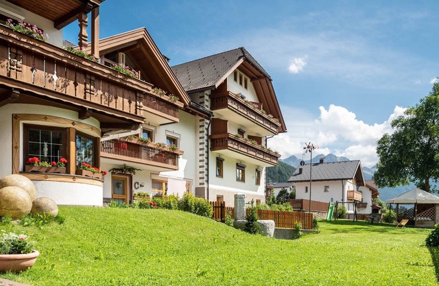 Appartements Résidence Montana Typ B4 avec vue sur les montagnes, Wi-Fi et balcon.