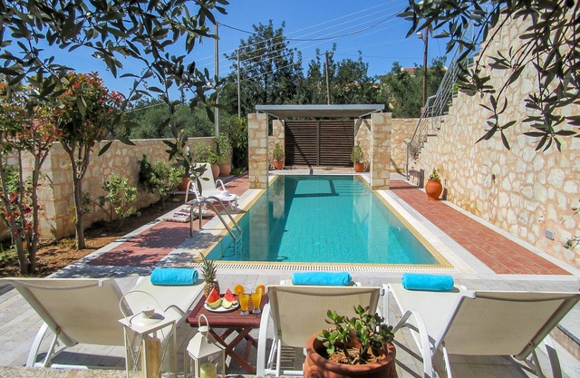 Villa Aphrodite - luxueuse villa en pierrres, neuve