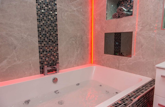 Suite-Supérieure-Bain à jet-First Floor Front Flat