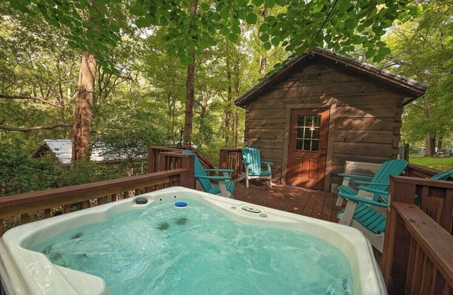 Apollonie Cabin | Lookout Mountain | Hot Tub