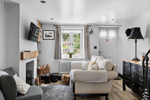 Apothecary Cottage - Pet Friendly Wedmore Couples Cottage - Free WiFi - Free Parking