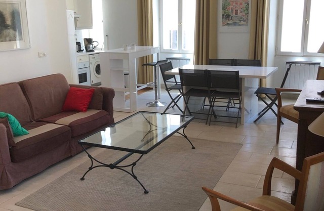 App tout confort Carré d’or 150 m mer 50m gare séjour40m2 2 ch 2sdb 6 couchages