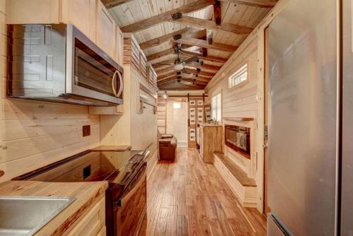 Appalachian Adventure in this Tiny Cabin near Hiawassee, Ideal for Couples' Glamping