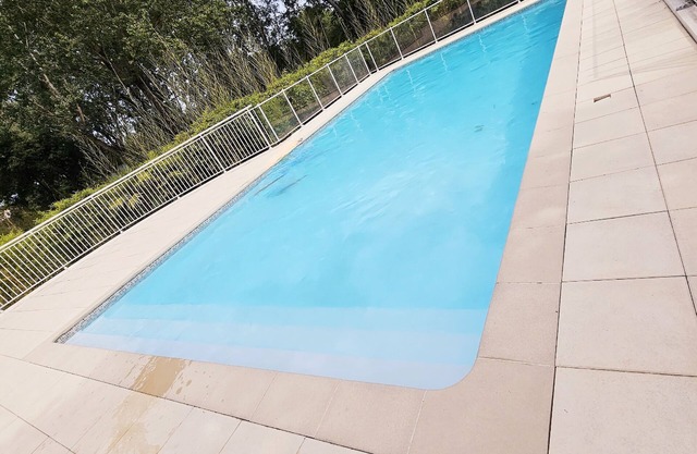 Appart 2 chambres piscine jardin
