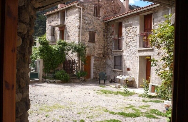 Appart 40 m2 R de C dans charmant petit village situé au pied du Mont Canigou