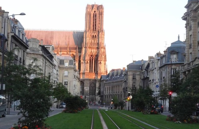 Appart' hyper centre Reims 70€, Parking Box Privé 4 pers,