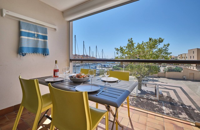 Belle vue Marina. Résidence calme. Grande piscine, parking privé. WiFi illimité.