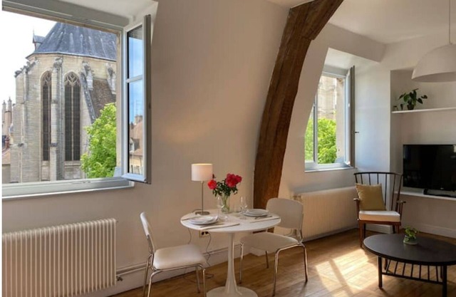 Appartement au cœur de Dijon avec vue exceptionnelle sur l'église Saint-Michel.
