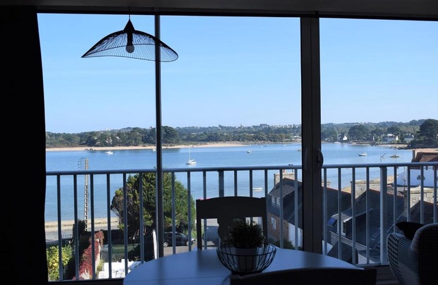 Appartement entièrement rénové avec SUPERBE VUE sur la Baie Sainte-Anne à TREGASTEL - Ref 96