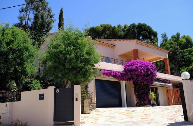 Appartement T2, dans une villa à proximité à pied de commerces, port et plage.