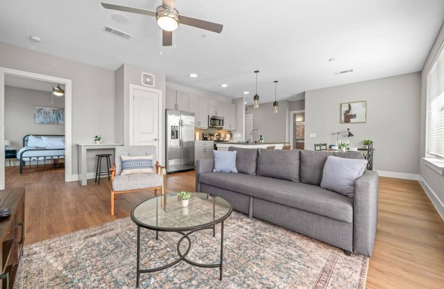 Charming 2BD/2BA with Beautiful Pool in4202