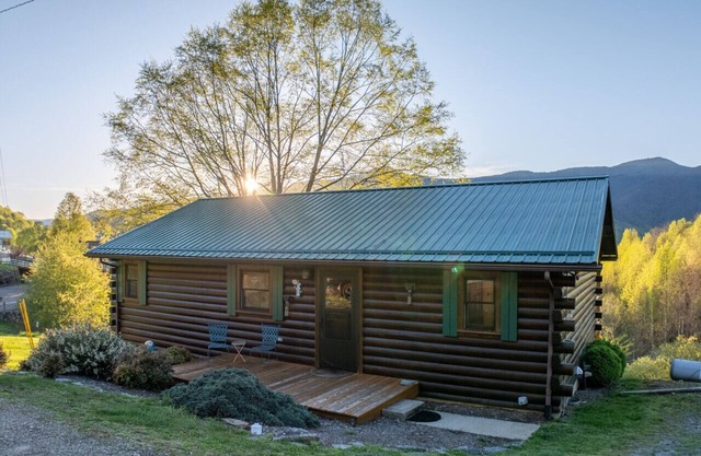 Apple Blossom Cabin - Stunning Mountain Views, Pet Friendly