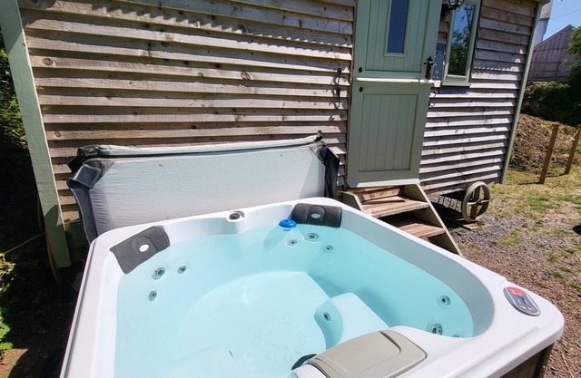 Apple hut, romantic shepherd hut retreat with log burner, hot tub, pet friendly!