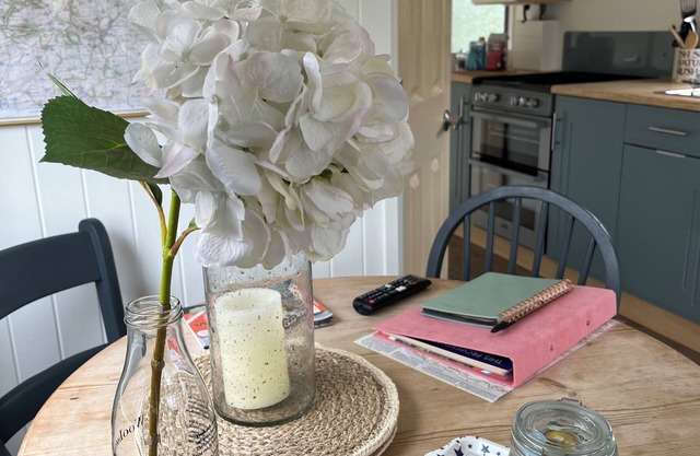 Apple Pippin, shepherds hut style, sleeps 4, private garden, walk to pubs & more