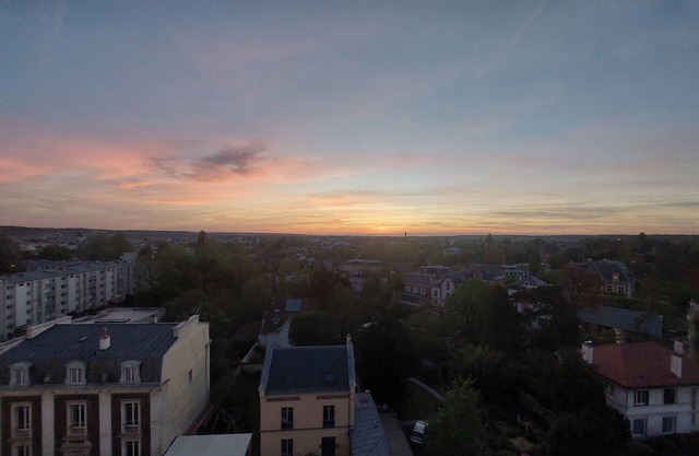 Appt. avec superbes vues + terasse.20 min a pied (commerces, gares, château)