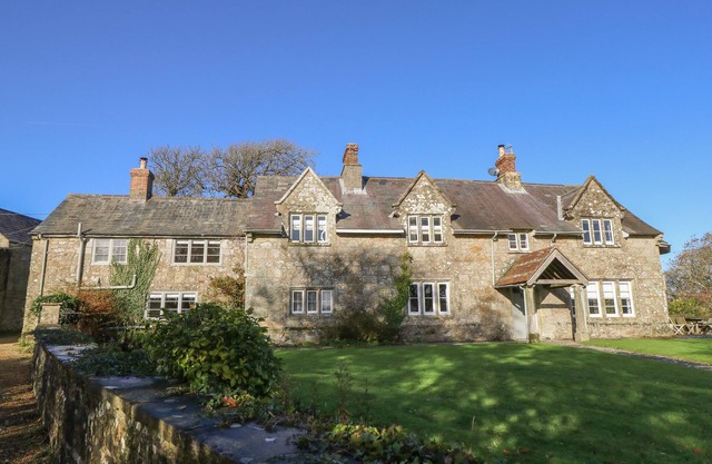 APPULDURCOMBE FARMHOUSE, pet friendly, with open fire in Ventnor