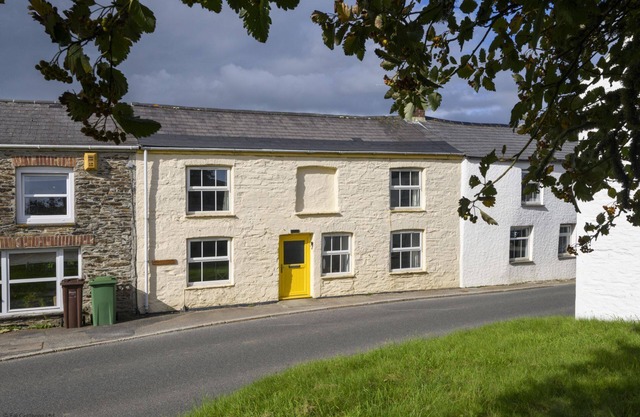 April Cottage - a cottage that sleeps 6 guests in 3 bedrooms