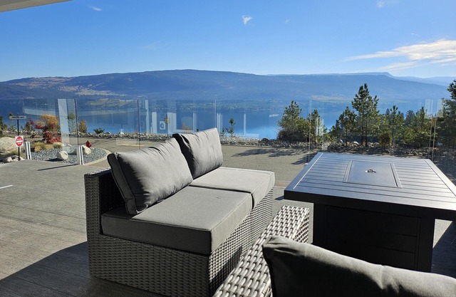 APRIL/ MAY SPECIAL PRICING - LUXURY COTTAGE / LAKE VIEW/BACKYARD PRIVATE HOTTUB