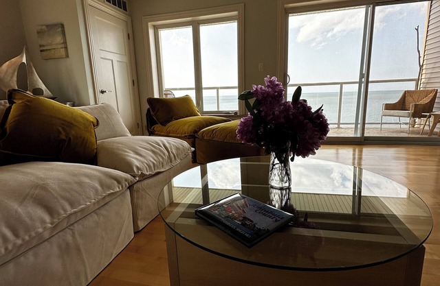 April Morning, Spectacular Lakefront, 3BD 3 BA, Discounts in April - just Ask !
